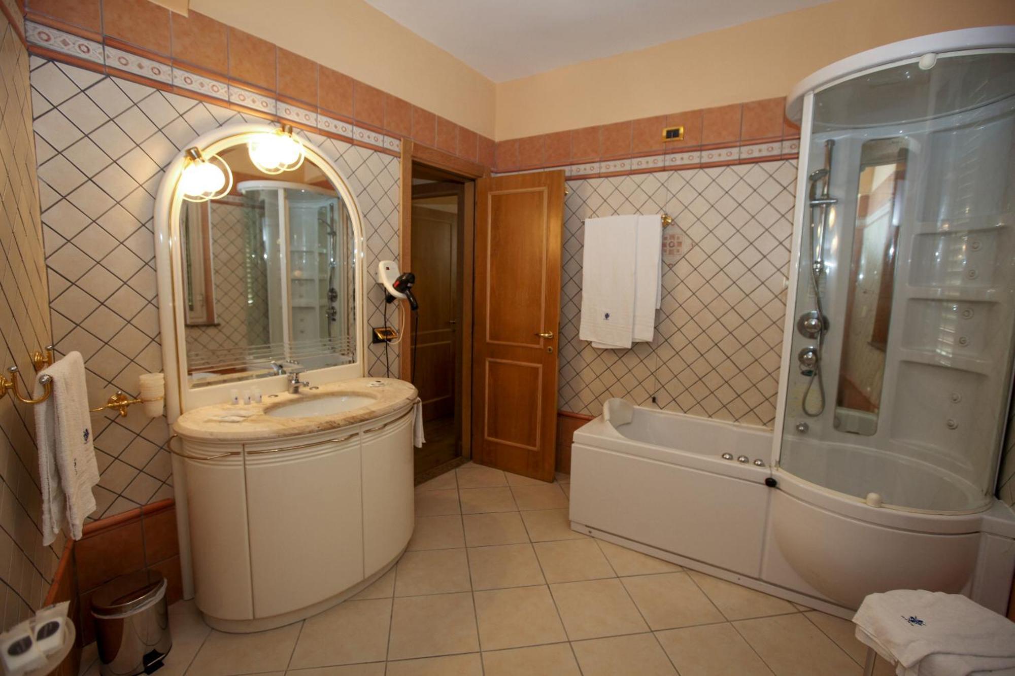 Deluxe Suite with Spa Bath,1631544972:JPEG