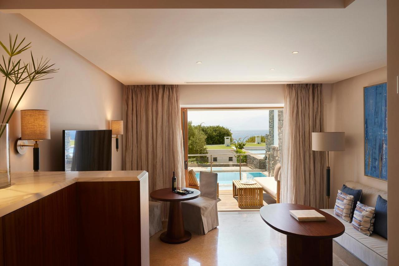 Peninsula Collection One-Bedroom Suite Individual Pool