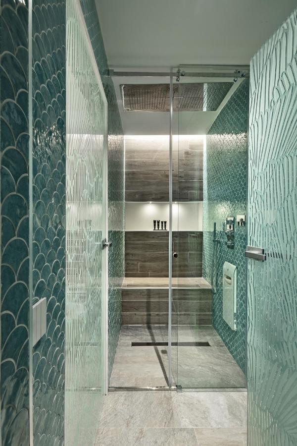 Deluxe Suite Spa Bath