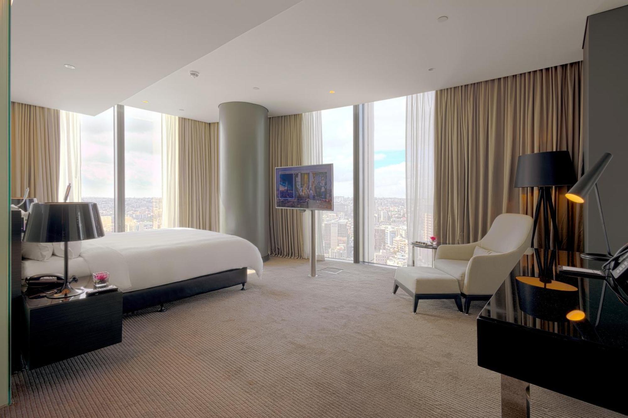 Camera Angolare Grande con Letto King-Size e Vista Città