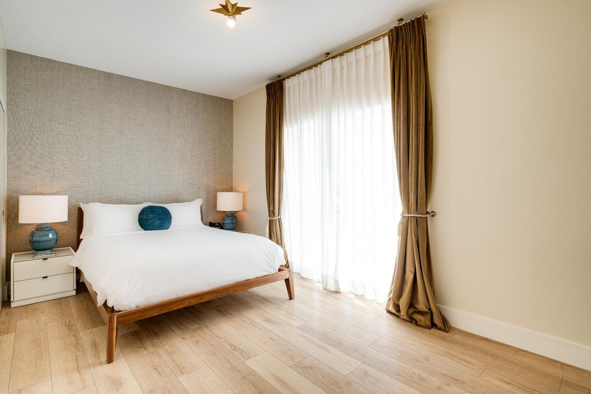 One Bedroom Queen Suite Accessible,1602329239:JPEG