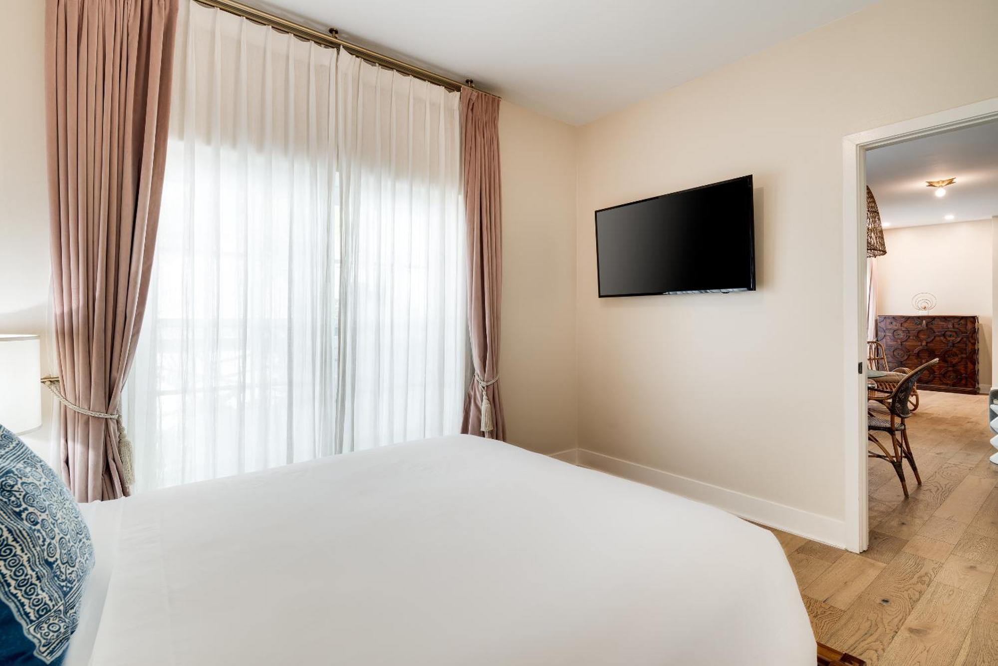 Grand One Bedroom Queen Suite,1602329225:JPEG