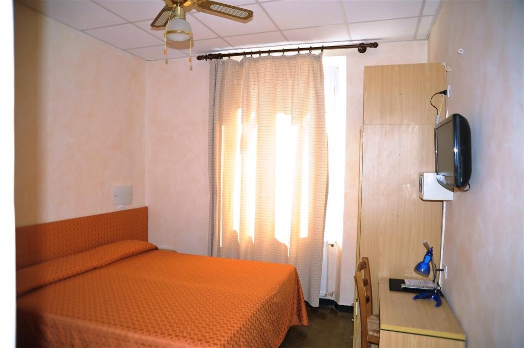 Camera Matrimoniale/Doppia con Letti Singoli con Vista Mare Parziale