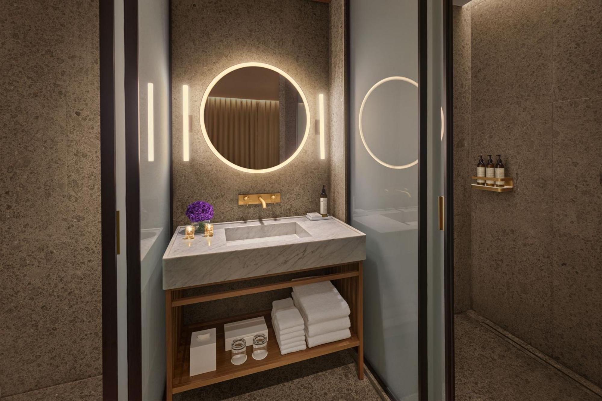 King Room,1613063947:JPEG