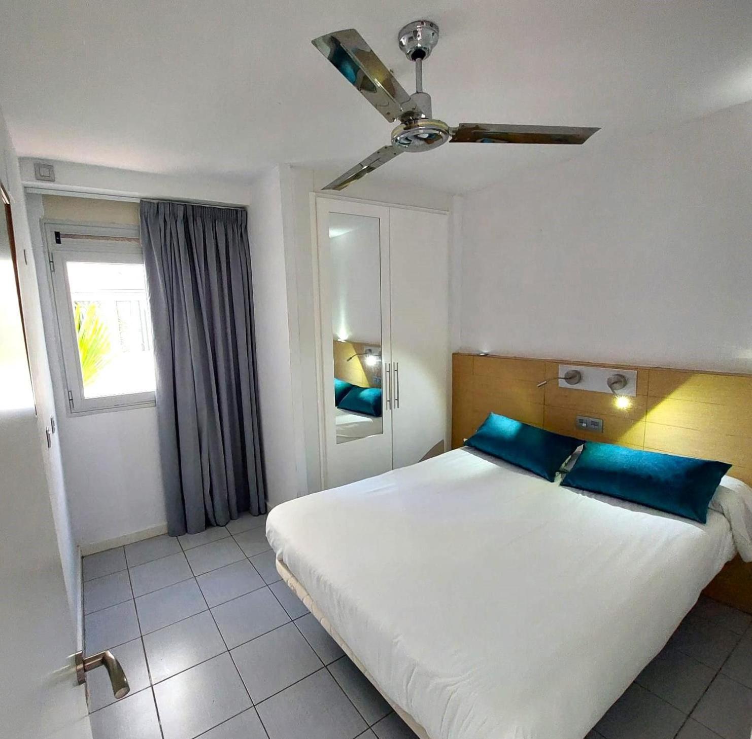Appartamento Classic con 2 Camere da Letto, Balcone, Vista Mare e Aria Condizionata