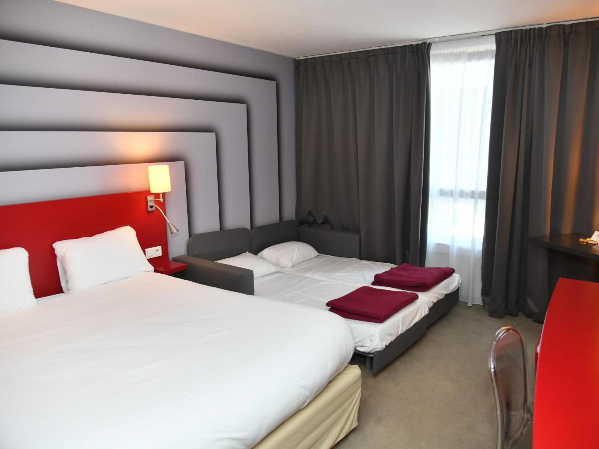 Camera Familiare Standard con 1 Letto Matrimoniale e 2 Divani-Letto