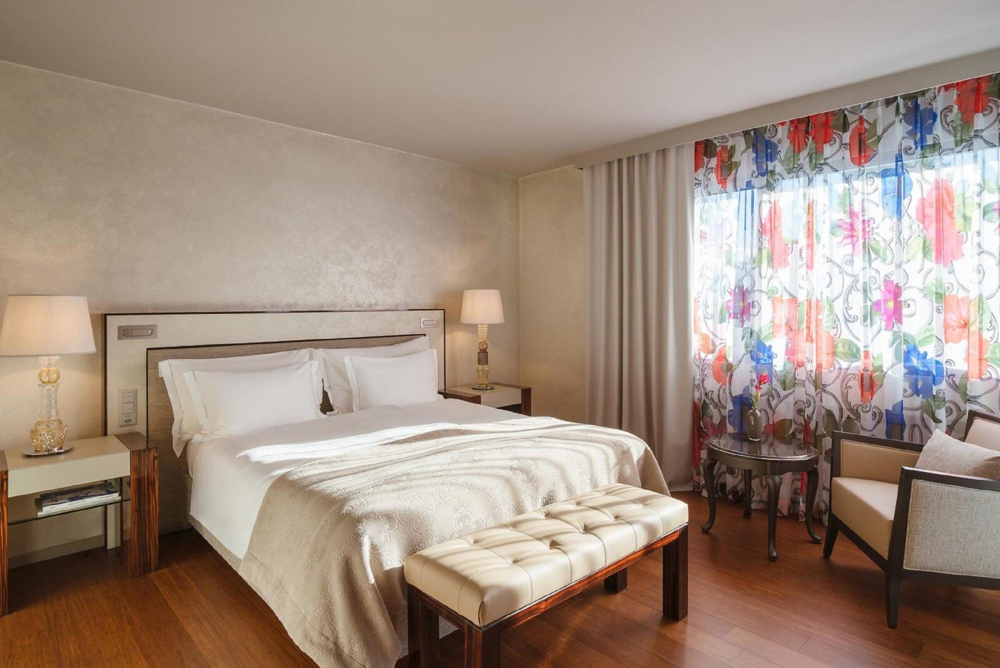 Deluxe Double Room Partial Lake View