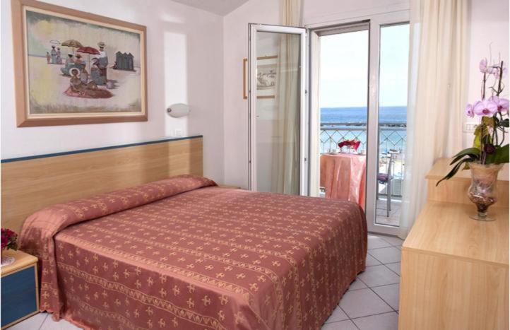 Camera Quadrupla con Vista Mare