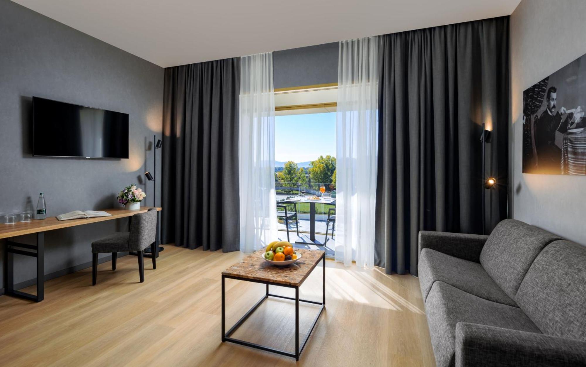 Suite,1758837596:JPEG