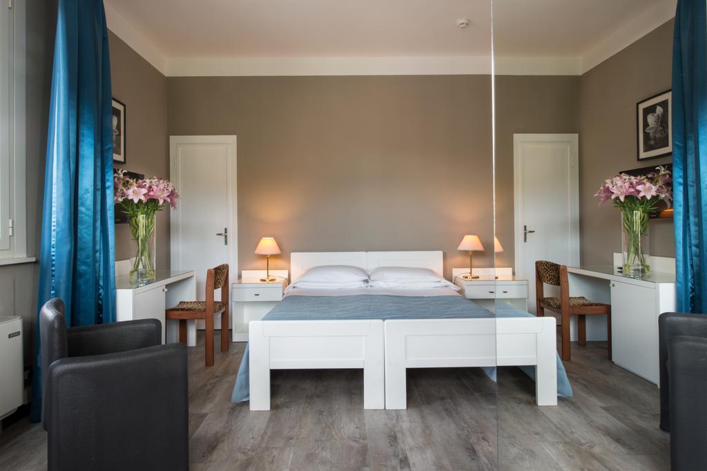 Triple Room,396123423:JPEG