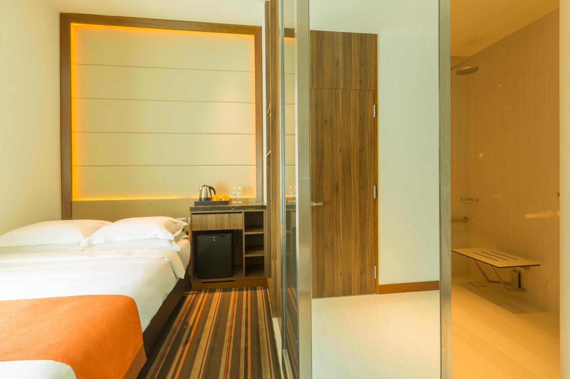 Queen Room - Accessible with Free Breakfast