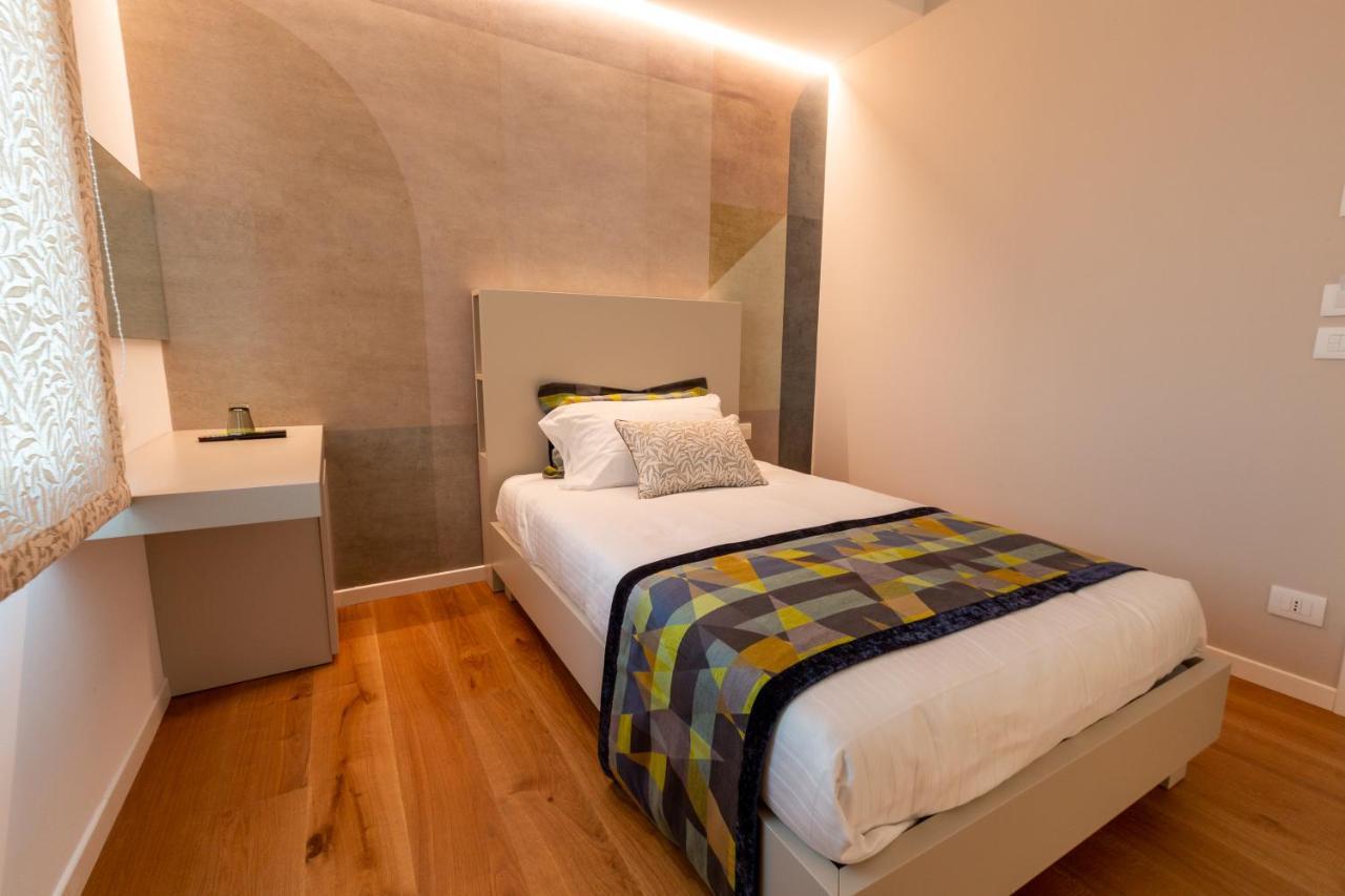 Single Room,960698740:JPEG